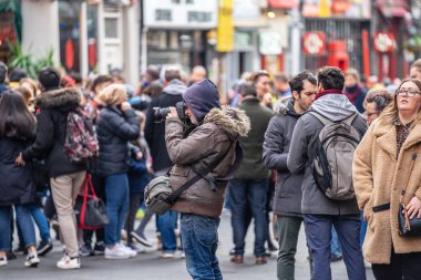Londra, 26 Ocak 2020. Londra Çin Mahallesi 'nde fotoğraf çeken bir fotoğrafçı. Çin Yeni Yıl kutlamaları. Seçici odak