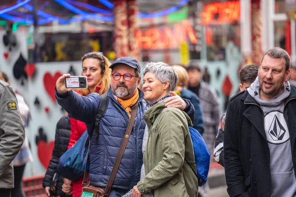Лондон, 26 січня 2020 року. Щаслива подружня пара старших людей на мобільному телефоні. — стокове фото