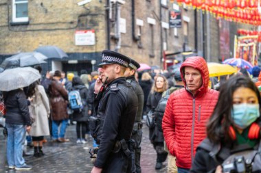 Londra, 26 Ocak 2020. İngiliz Polisi bıçaklı yeleklerle İngiltere sokaklarında devriye geziyor.