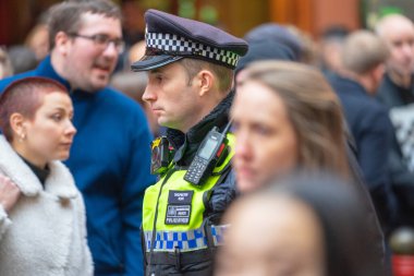 Londra, 26 Ocak 2020. İngiliz Polisi bıçaklı yeleklerle İngiltere sokaklarında devriye geziyor.