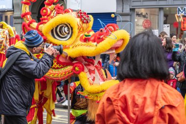 Londra, 26 Ocak 2020. Londra Çin Mahallesi 'ndeki geçit töreni üyeleri. Çin Yeni Yıl kutlamaları. Seçici odak