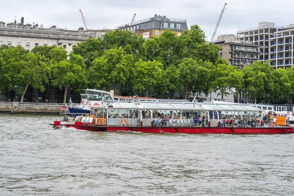 Лондон, Велика Британія, 28 липня 2019 року. Поза всяким сумнівом, круїз по Темзі - один з найкращих способів побачити Лондон, що звивається в центрі міста, повз так багато з його найвідоміших пам'яток. — стокове фото