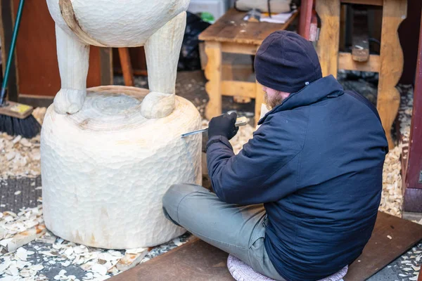 London, UK 5th January, 2020. Wood carver working on a large sculpture of Winnie the Pooh — Stock Photo, Image