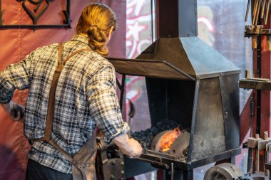 Londra, atölyede çalışan erkek demirci. Kavram.