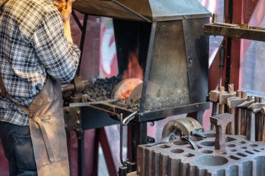 Londra, atölyede çalışan erkek demirci. Kavram.