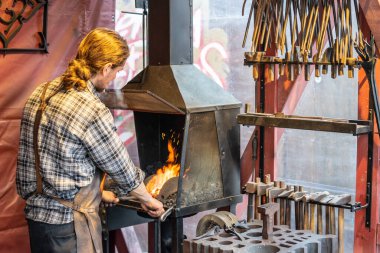 Londra, atölyede çalışan erkek demirci. Kavram.