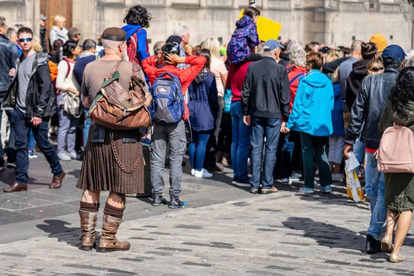Edinburgh, Skottland, 18 augusti 2019.Man traditionell klänning av Skottland består av en kilt, en sporran, en sgian dubh en liten, enkeleggad kniv, en kilt slang, och ghillies — Stockfoto