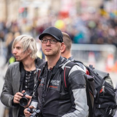 Edinburgh, İskoçya, 18 Ağustos 2019. Peyzaj ve şehir fotoğrafçısı ücretsiz halk etkinliğinde fotoğraf çekiyor.