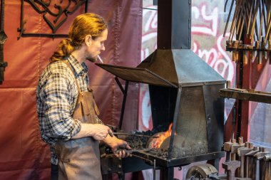 Londra, atölyede çalışan erkek demirci. Kavram.