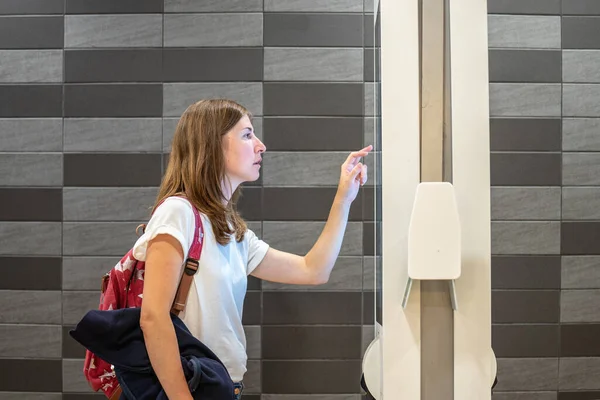 Cambridge, Uk, 1 Ağustos 2019. McDonalds Restoran Dijital Menü Panoları dokunmatik ekranlı self servis kioskları