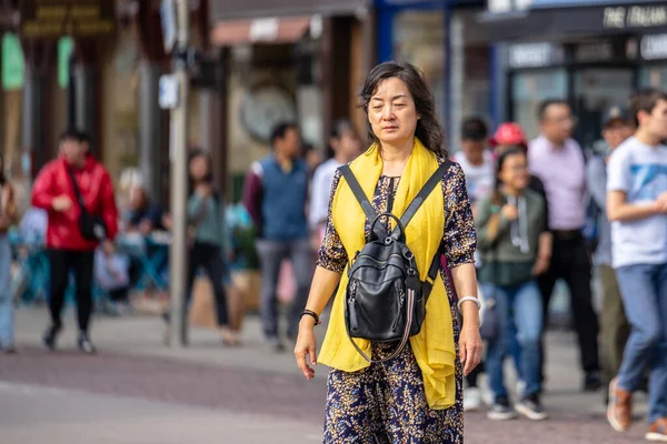 Cambridge, Uk, 1 серпня 2019. Туристи йдуть по вулиці Кембриджа в сонячний день перед Кінгс-коледжем — стокове фото