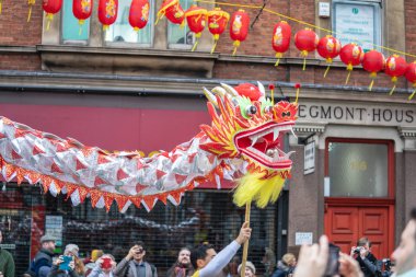 Londra, 26 Ocak 2020. Londra Çin Mahallesi 'ndeki geçit töreni üyeleri. Çin Yeni Yıl kutlamaları. Seçici odak