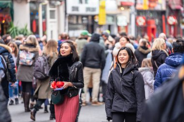 Londra, 26 Ocak 2020. Londra Çin Mahallesi 'ndeki geçit töreni üyeleri. Çin Yeni Yıl kutlamaları. Seçici odak