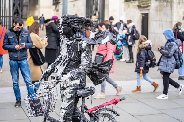 London den 26 januari 2020. En levande staty är en gatukonstnär som poserar som en staty eller skyltdocka, oftast med realistisk staty som makeup, ibland i timmar åt gången — Stockfoto