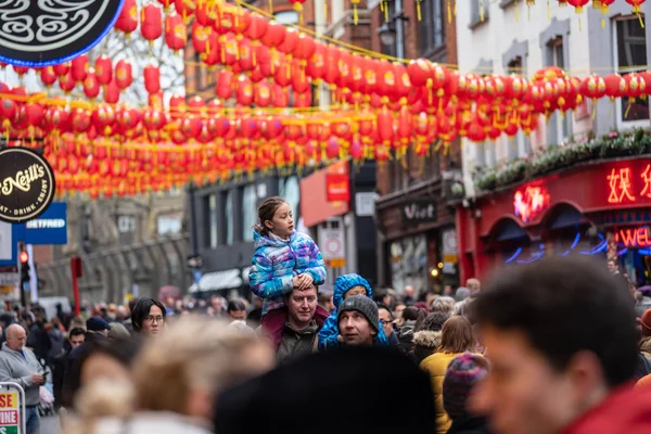 London den 26 januari 2020. Medlemmar av paraden i London Chinatown. Kinesiska nyårsfirandet. Selektiv inriktning — Stockfoto