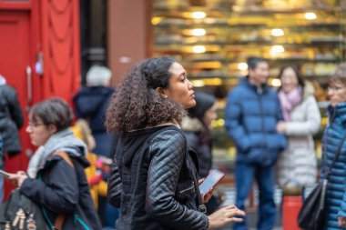 Londra, 26 Ocak 2020. Londra Çin Mahallesi 'ndeki geçit töreni üyeleri. Çin Yeni Yıl kutlamaları. Seçici odak