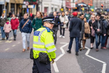 Londra, 26 Ocak 2020. İngiliz polisi bıçaklı yelek giyerek İngiltere sokaklarında devriye geziyor..