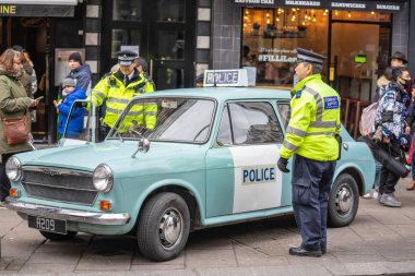 Londra, 26 Ocak 2020. Polis arabasının yanında duruyor. Austin devriye arabasında polis imzası var. USTIN1300 Panda Polis arabası.