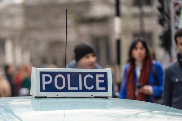 Cartel policial en un coche patrulla de Austin. Luces de la parte superior del coche de la policía vintage AUSTIN1300 Coche policía Panda — Foto de Stock