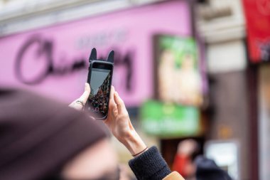 Londra, 26 Ocak 2020. İzleyiciler Çin Yeni Yıl kutlamaları sırasında cep telefonlarıyla fotoğraf çekiyorlar.