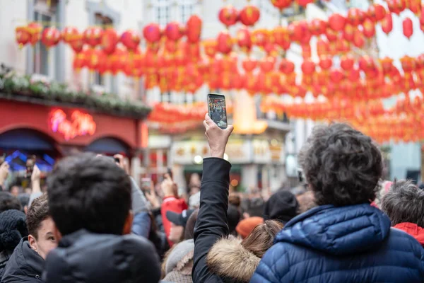 London den 26 januari 2020. Åskådare tar bilder med mobiltelefoner under kinesiska nyårsfirandet — Stockfoto