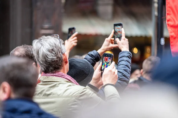 Londyn, 26 stycznia 2020. Widzowie robiący zdjęcia telefonami komórkowymi podczas chińskich obchodów Nowego Roku — Zdjęcie stockowe