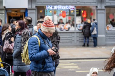 Londra, 26 Ocak 2020. Londra Çin Mahallesi 'nde fotoğraf çeken bir fotoğrafçı. Çin Yeni Yıl kutlamaları. Seçici odak