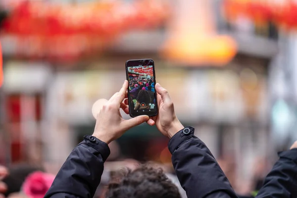 Londyn, 26 stycznia 2020. Widzowie robiący zdjęcia telefonami komórkowymi podczas chińskich obchodów Nowego Roku — Zdjęcie stockowe