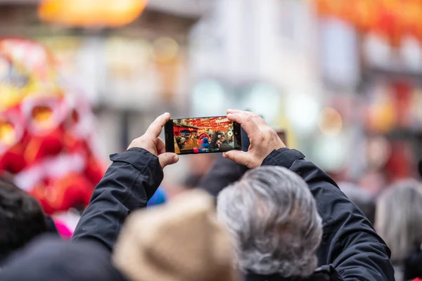Londyn, 26 stycznia 2020. Widzowie robiący zdjęcia telefonami komórkowymi podczas chińskich obchodów Nowego Roku — Zdjęcie stockowe