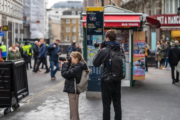 London, January 26, 2020. Young photographers taking pictures of London busy street — Stock Photo, Image