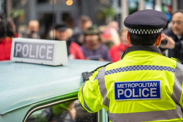 Austin devriye arabasının polis işareti. Klasik polis arabası. Üst ışıklar. 1300 Polis Panda arabası.