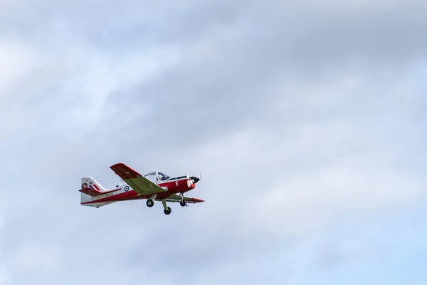 英語の曇り空を飛ぶ小型単機 — ストック写真