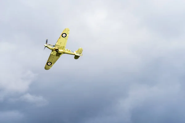 Old Warden, Bedfordshire, Uk, październik 6, 2019.Mały samolot z jednym silnikiem lecący na angielskim chmurnym niebie — Zdjęcie stockowe