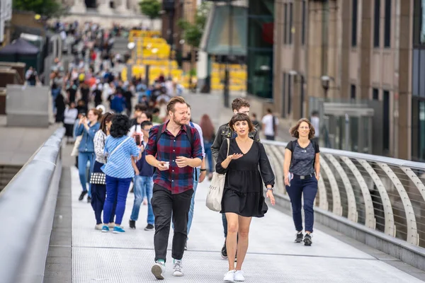 Londra, Uk, 14 Temmuz 2019. Londra 'daki Millennium Köprüsü' nde yürüyen insanlar