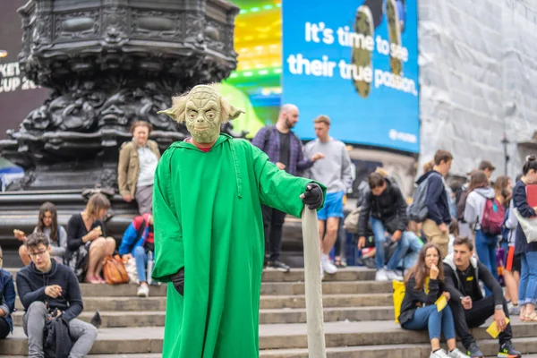 London, Londons West End i staden Westminster, Storbritannien, juli, 2019. Piccadilly Circus. Flytande Yoda. Gatukonstnär — Stockfoto