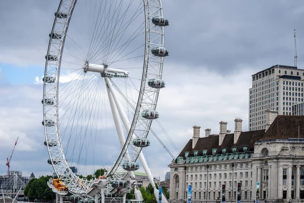 London, Uk, July, 2019. Лондонське око (англ. London Eye) - оглядове колесо на південному березі Темзи в Лондоні. — стокове фото