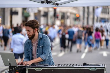 Londra, Ingiltere, Temmuz, 2019. DJ yaz sokaklarında olay, Regent Street oynarken