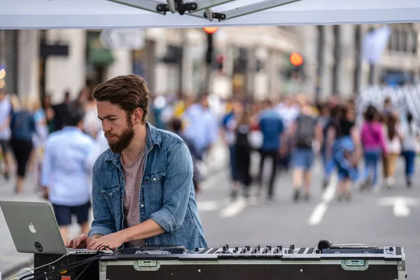 Londyn, Wielka Brytania, Lipiec, 2019. DJ gra na Letnich ulicach imprezy, Regent Street — Zdjęcie stockowe