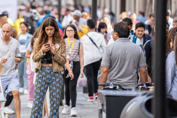 London, Storbritannien, 14 juli 2019. London kvinna på smartphone shopping, sms: a på mobiltelefon — Stockfoto