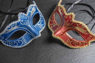 Colombina, kırmızı, mavi karnaval veya maskeli balo