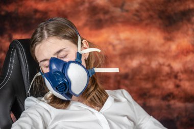Gaz maskeli bir kadın sandalyede uyuyor. Coronovirus karantinası, evde kal, ev kavramından çalış. Covid-19 salgını