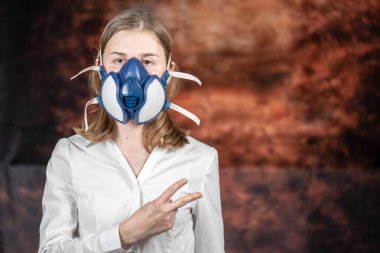 Gaz maskeli kadın Barış İşareti Gösteriyor. Coronovirus Karantina, Evde Kal Konsepti. Covid-19 salgını