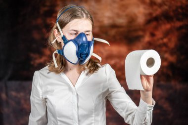 Gaz maskeli, tuvalet kağıdı tutan bir kadın. Coronovirus Karantina, Evde Kal Konsepti. Covid-19 salgını