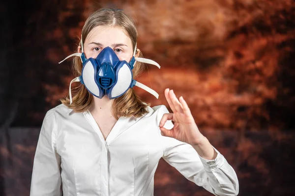 Gaz maskeli bir kadın tamam işareti gösteriyor. Coronovirus Karantina, Evde Kal Konsepti. Covid-19 salgını
