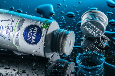 Bedford, İngiltere, 17 Mayıs 2020. Nivea Erkekleri hassas cilt kremi şişesi. Siyah arka planda biraz su ve su damlaları var.