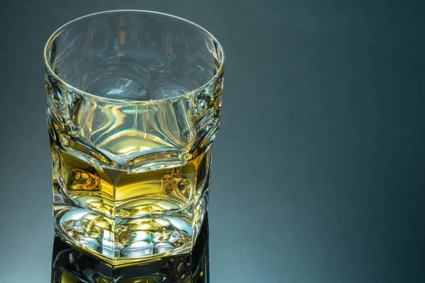 Vaso de whisky, vaso de whisky, vaso de piedras o lowball sobre fondo de espejo negro —  Fotos de Stock