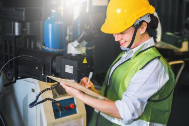 Kadın not defteri yazma mühendisi fabrika teftişi