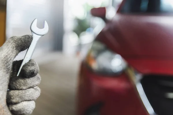 Man monteur inspectie dienst onderhoud auto met moersleutel w — Stockfoto