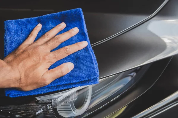Homem asiático inspeção e limpeza Equipamento de lavagem do carro Com cinza c — Fotografia de Stock