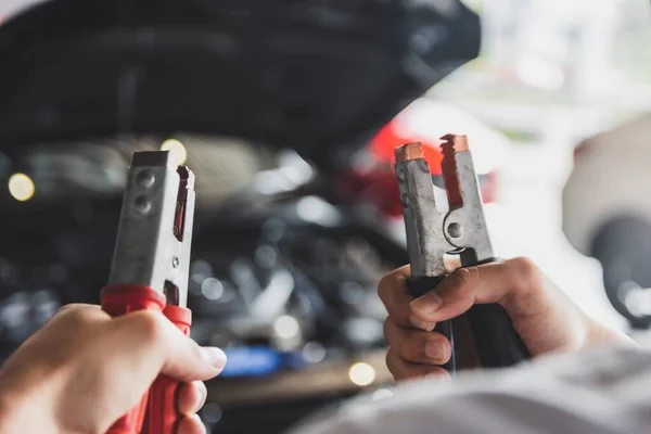 Man Ellenőrzés Gazdaság Jumper Kábelek Töltő Akkumulátor Szolgáltatás Karbantartása — Stock Fotó